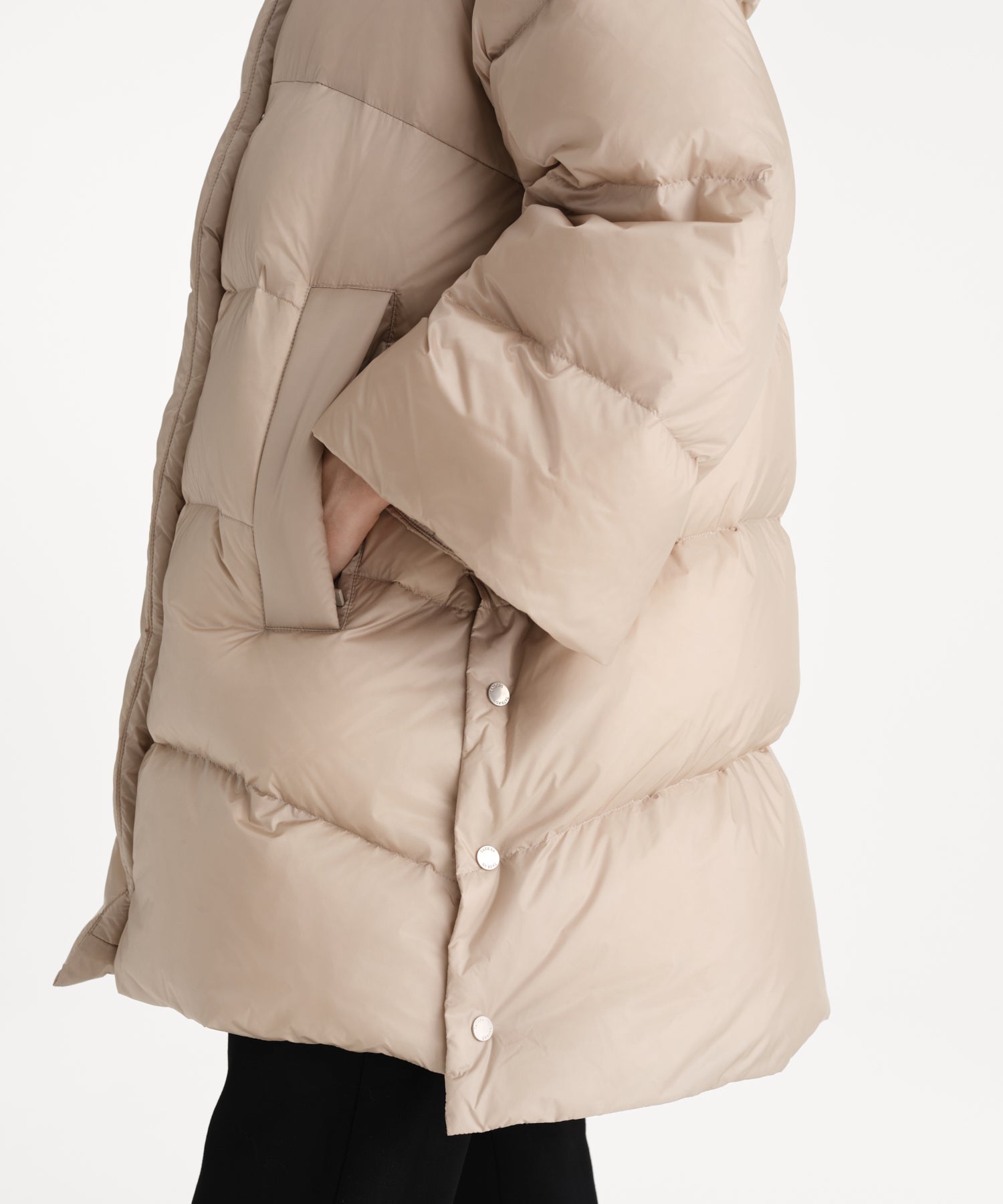 モデル身長176cm、着用サイズ2、着用カラーL.BEIGE