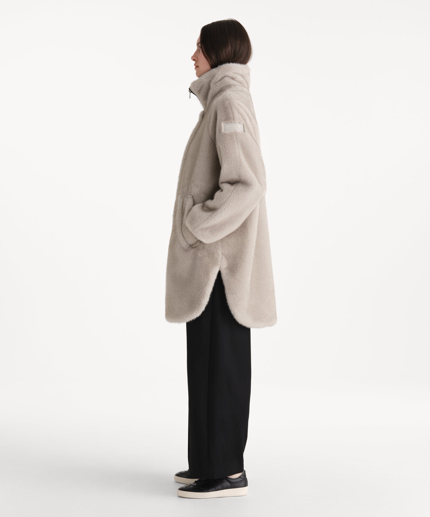モデル身長176cm、着用サイズ2、着用カラーL.GRAY