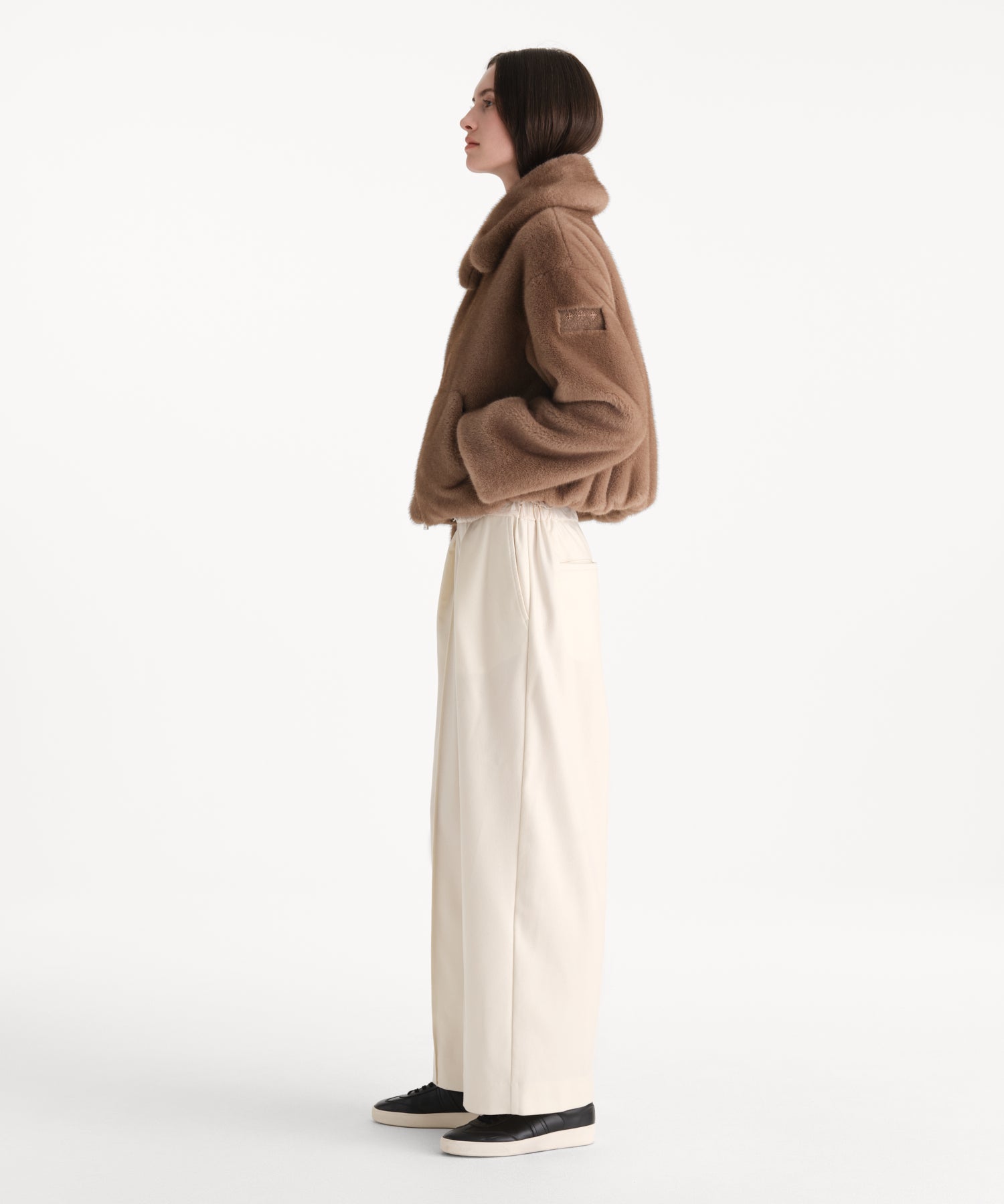 モデル身長176cm、着用サイズ2、着用カラーMOCHA