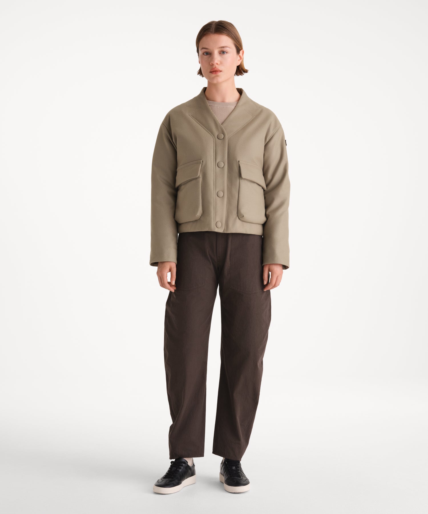 モデル身長175cm、着用サイズ2、着用カラーBEIGE