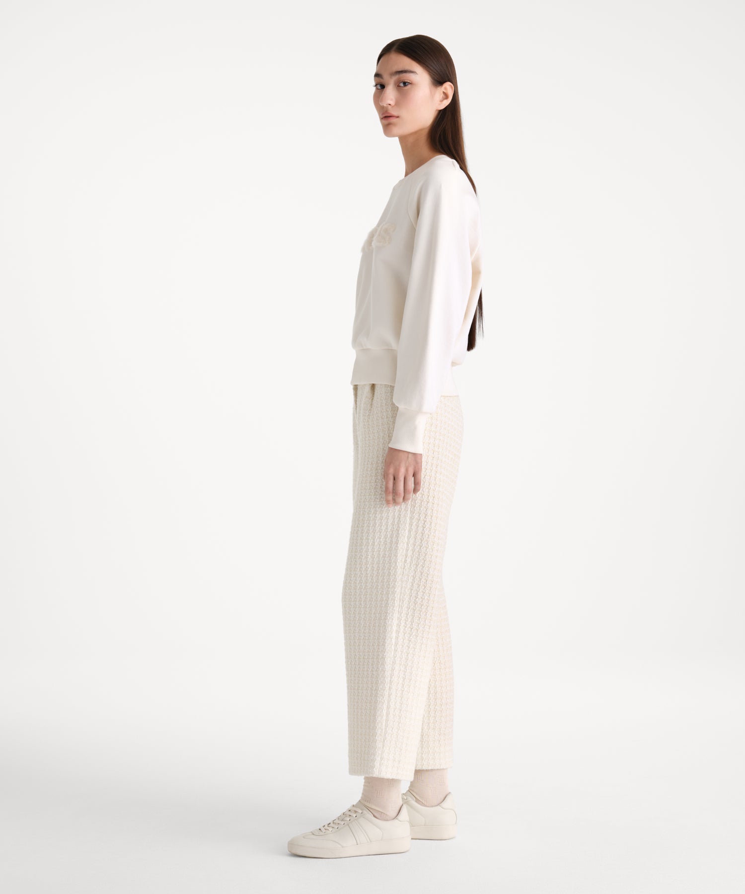 モデル身長176cm、着用サイズ2、着用カラーWHITE