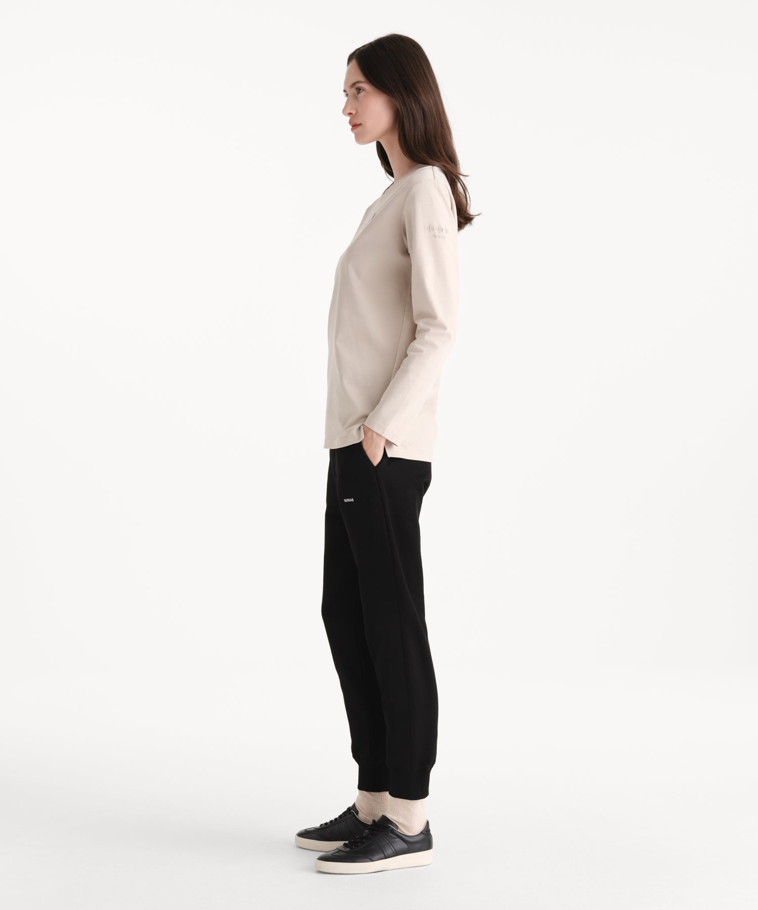 モデル身長176cm、着用サイズ2、着用カラーL.BEIGE