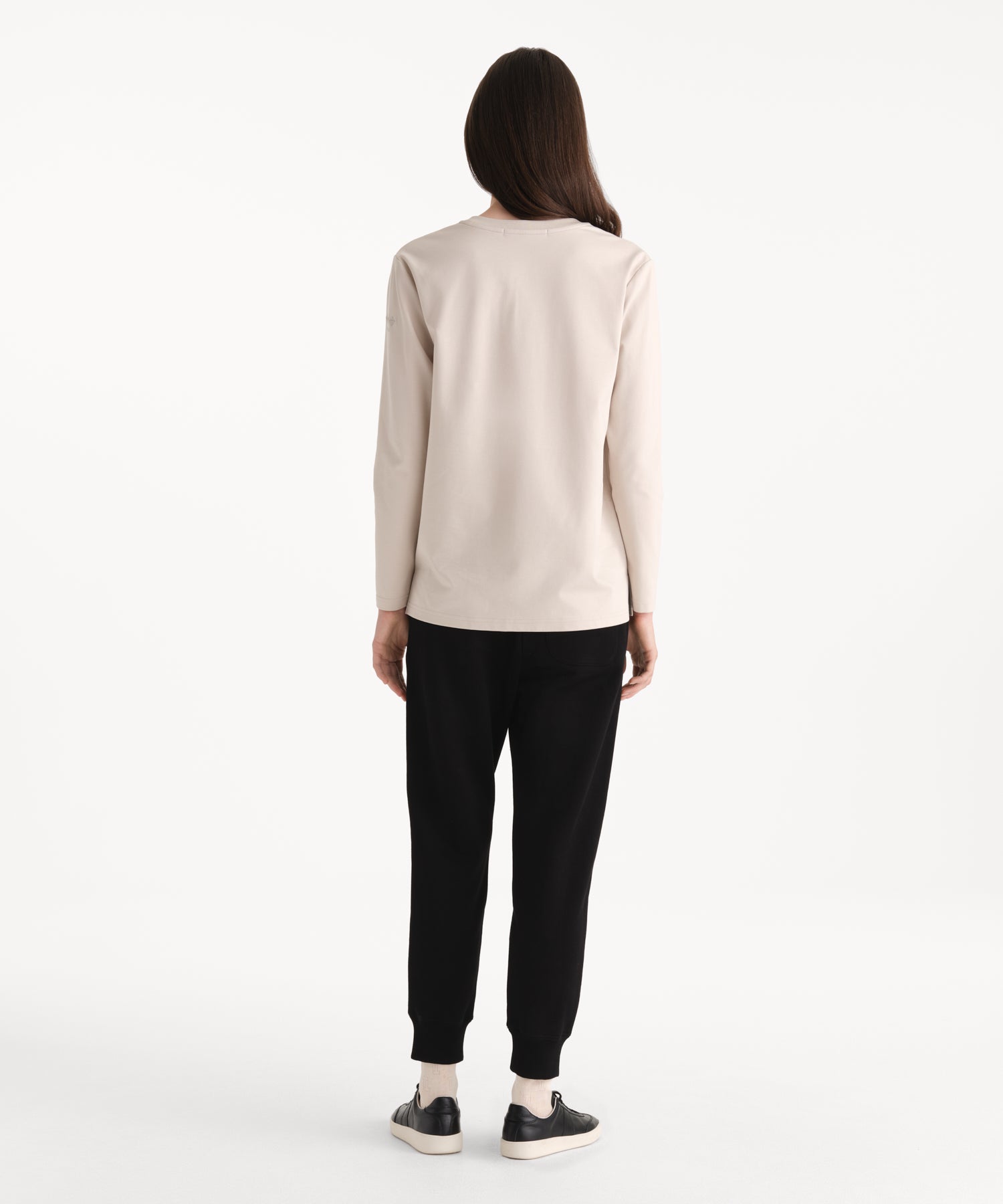 モデル身長176cm、着用サイズ2、着用カラーL.BEIGE