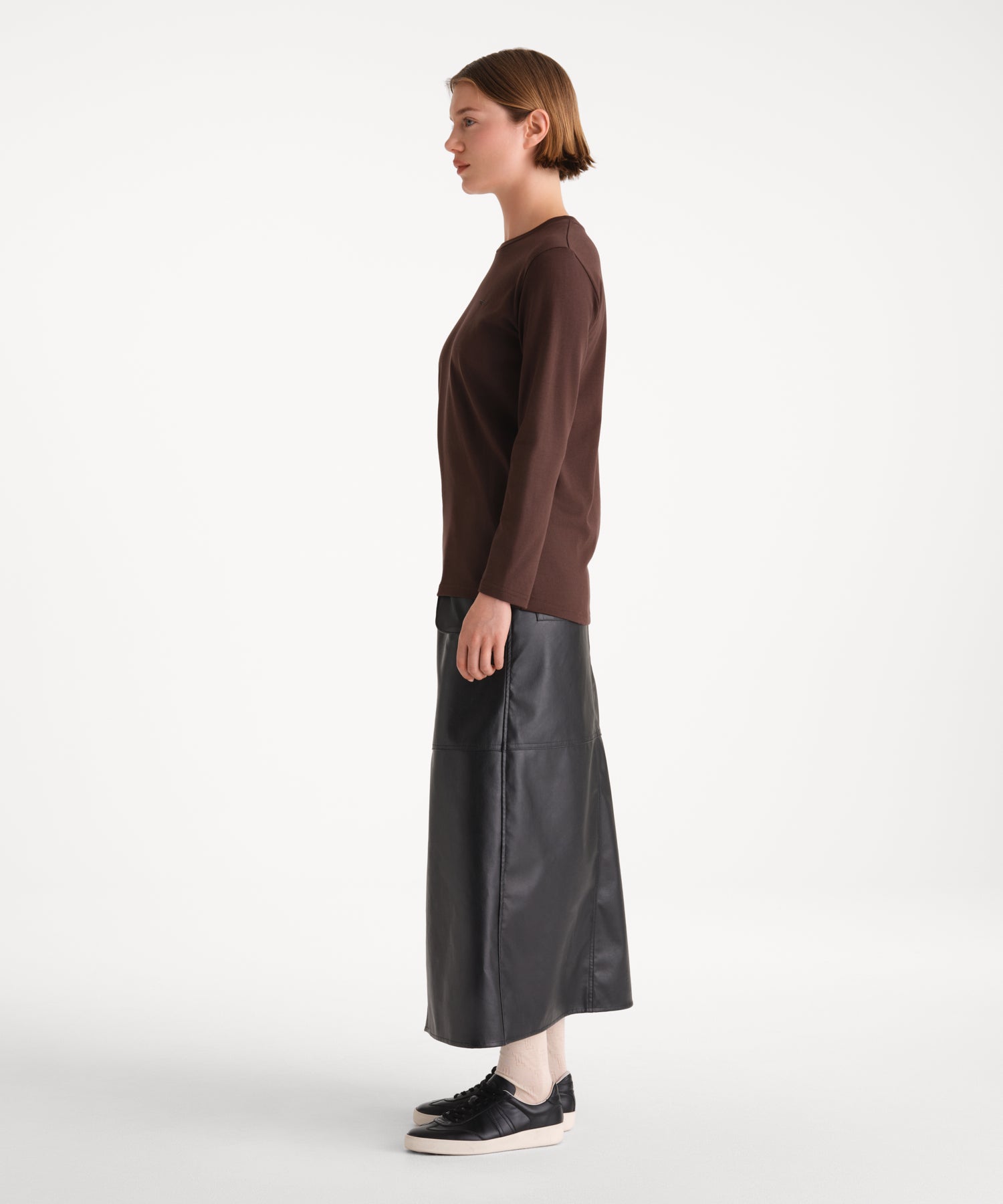 モデル身長175cm、着用サイズ2、着用カラーBROWN