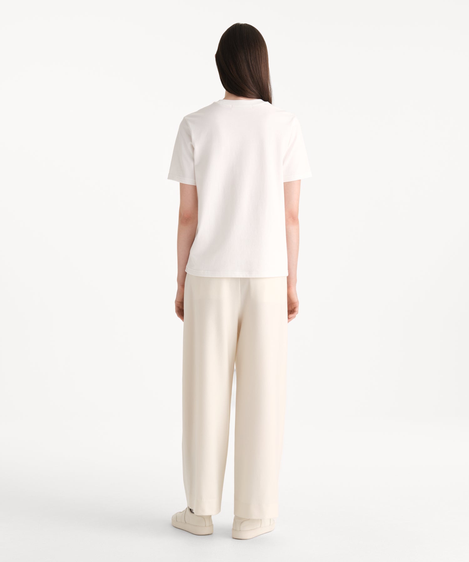 モデル身長176cm、着用サイズ2、着用カラーIVORY