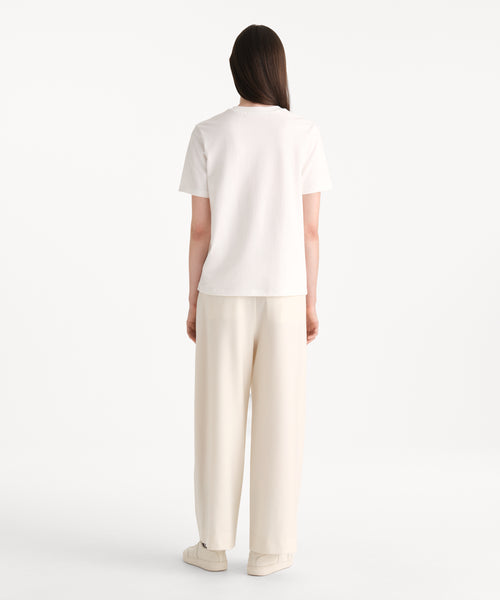 モデル身長176cm、着用サイズ2、着用カラーIVORY