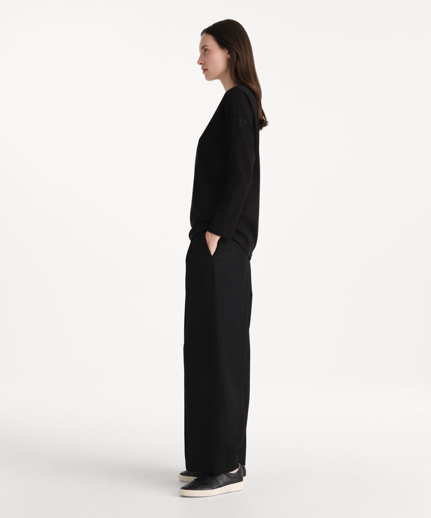 モデル身長176cm、着用サイズ2、着用カラーBLACK