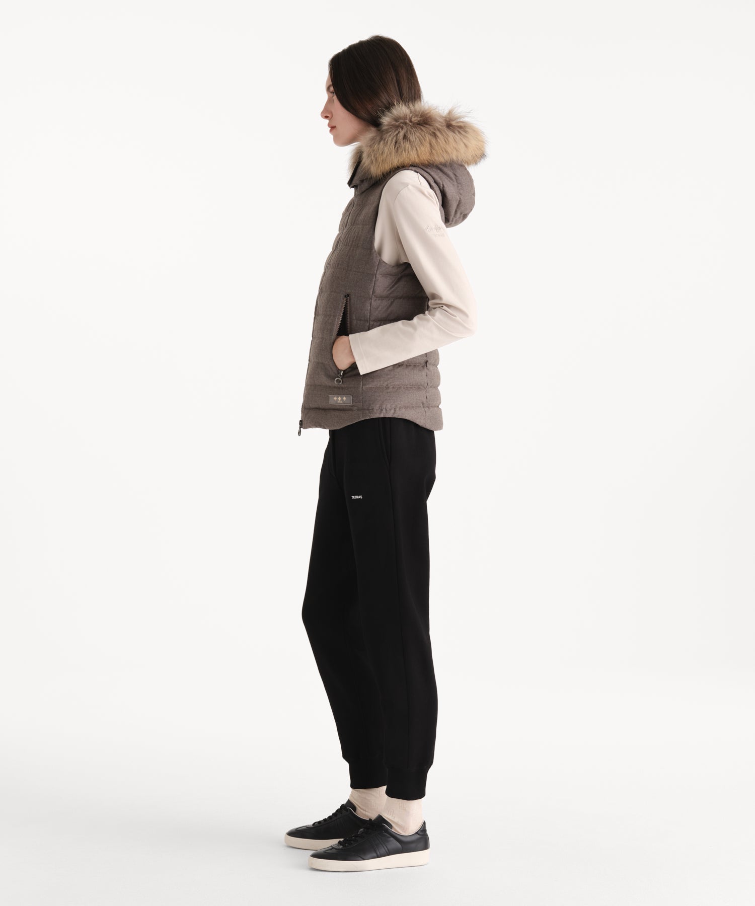 モデル身長176cm、着用サイズ2、着用カラーMOCHA