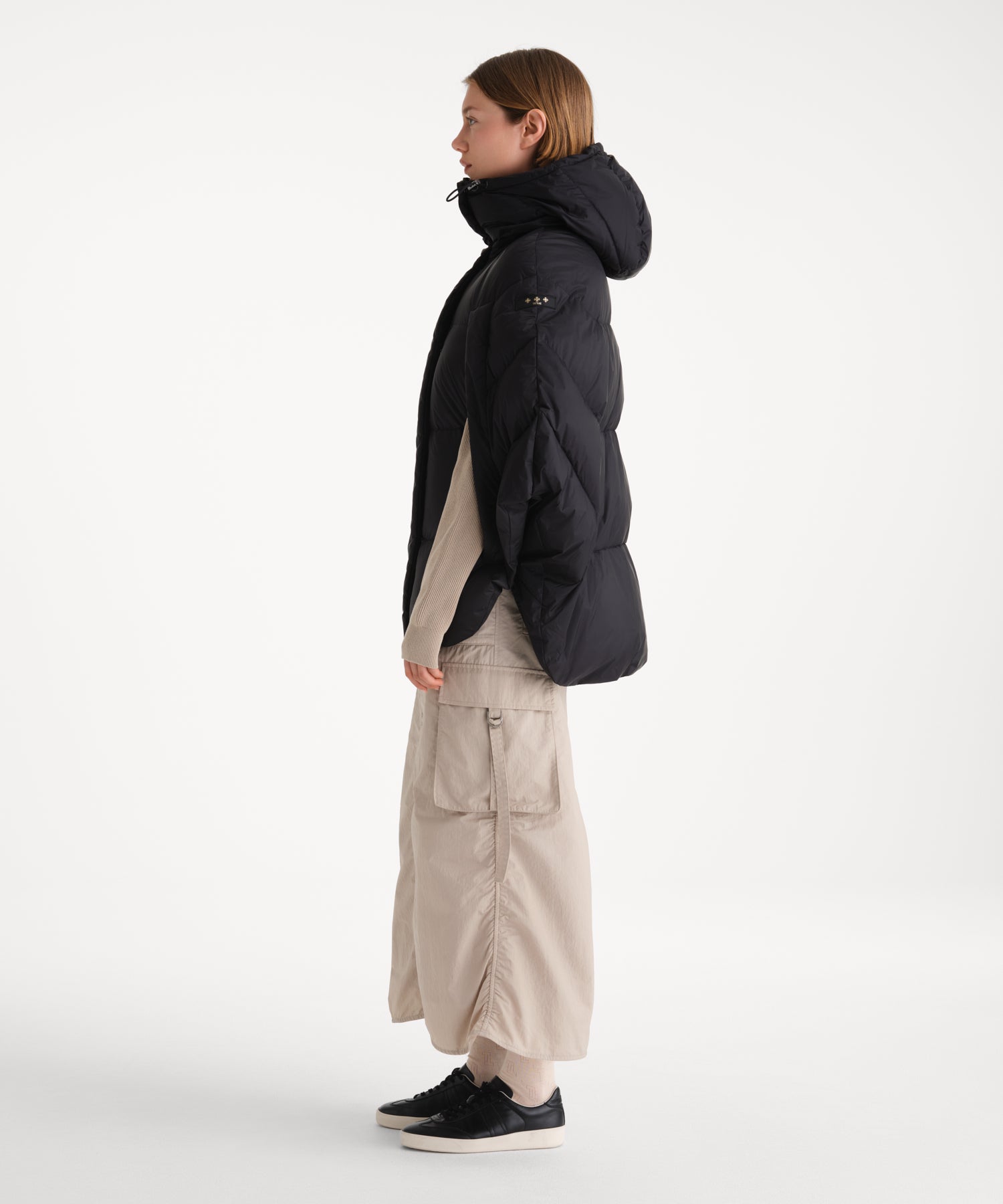 モデル身長175cm、着用サイズ2、着用カラーBLACK
