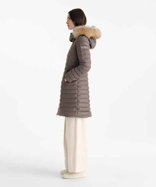 モデル身長176cm、着用サイズ2、着用カラーMOCHA