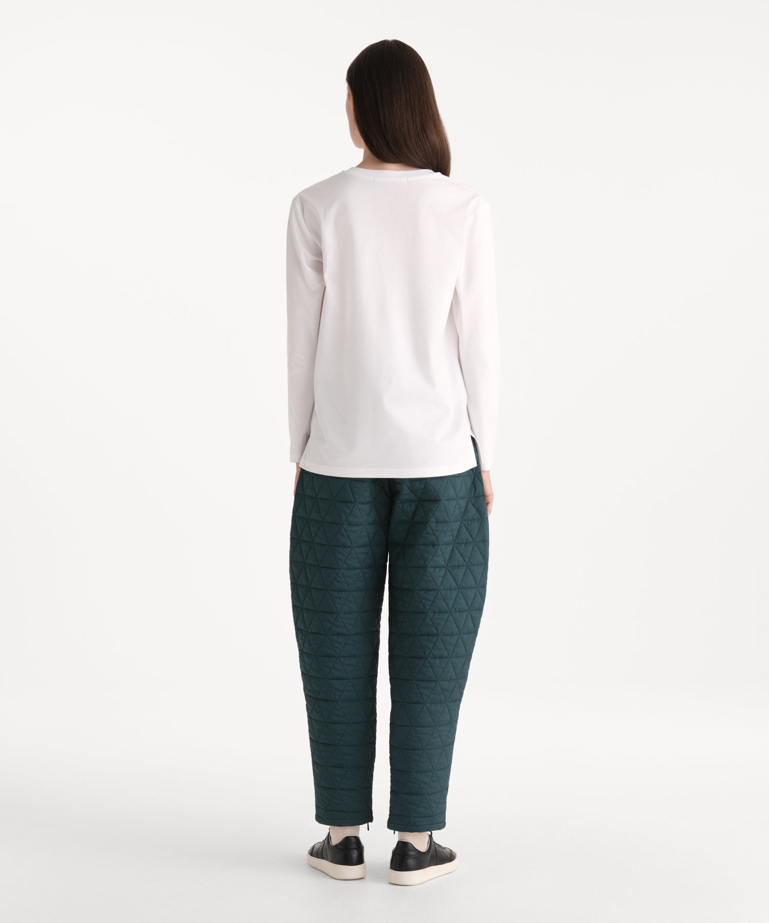 モデル身長176cm、着用サイズ2、着用カラーWHITE