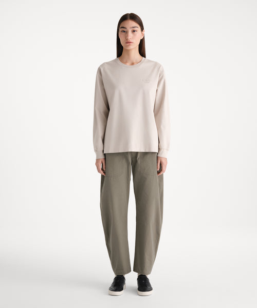 モデル身長176cm、着用サイズ2、着用カラーL.BEIGE