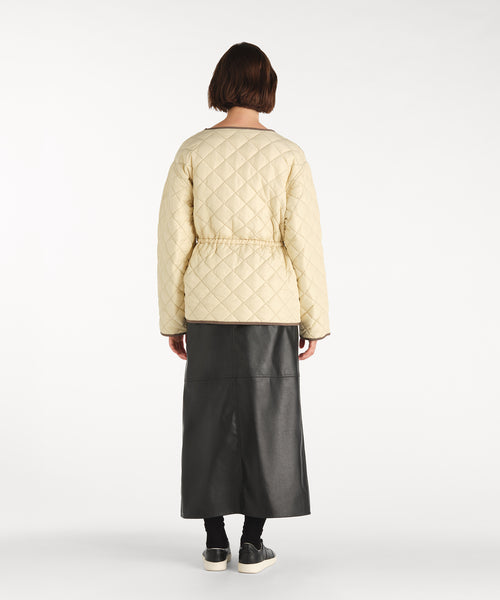 モデル身長177cm、着用サイズ2、着用カラーIVORY