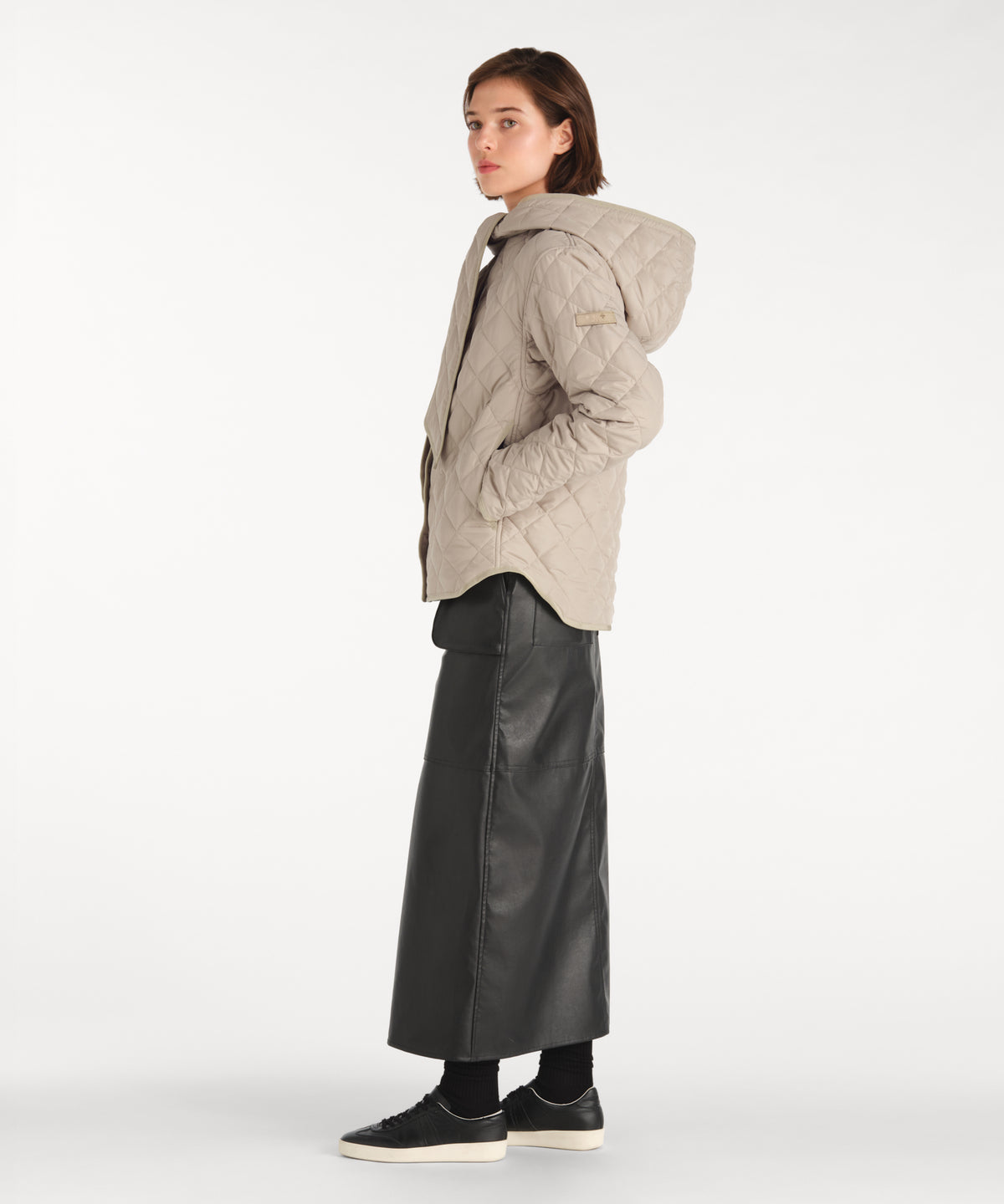 モデル身長177cm、着用サイズ2、着用カラーBEIGE