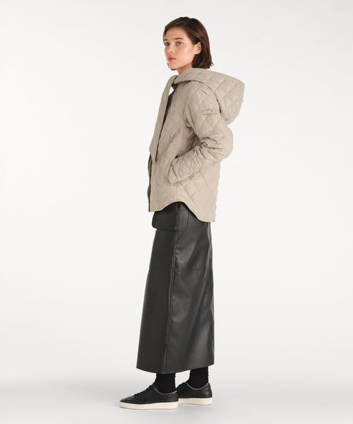 モデル身長177cm、着用サイズ2、着用カラーBEIGE