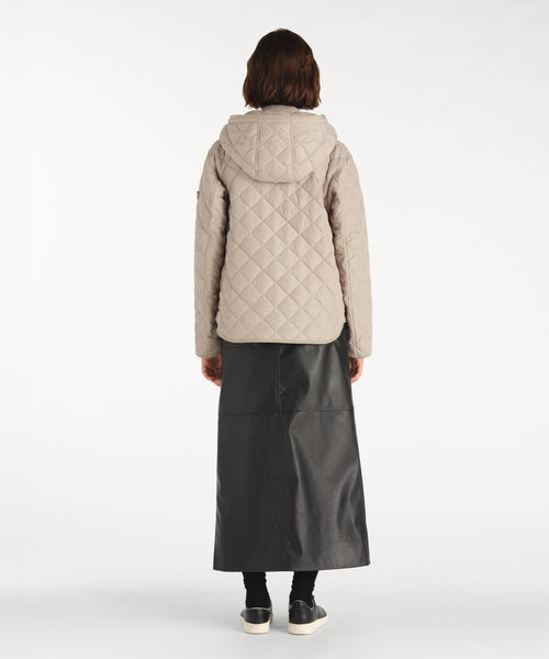 モデル身長177cm、着用サイズ2、着用カラーBEIGE