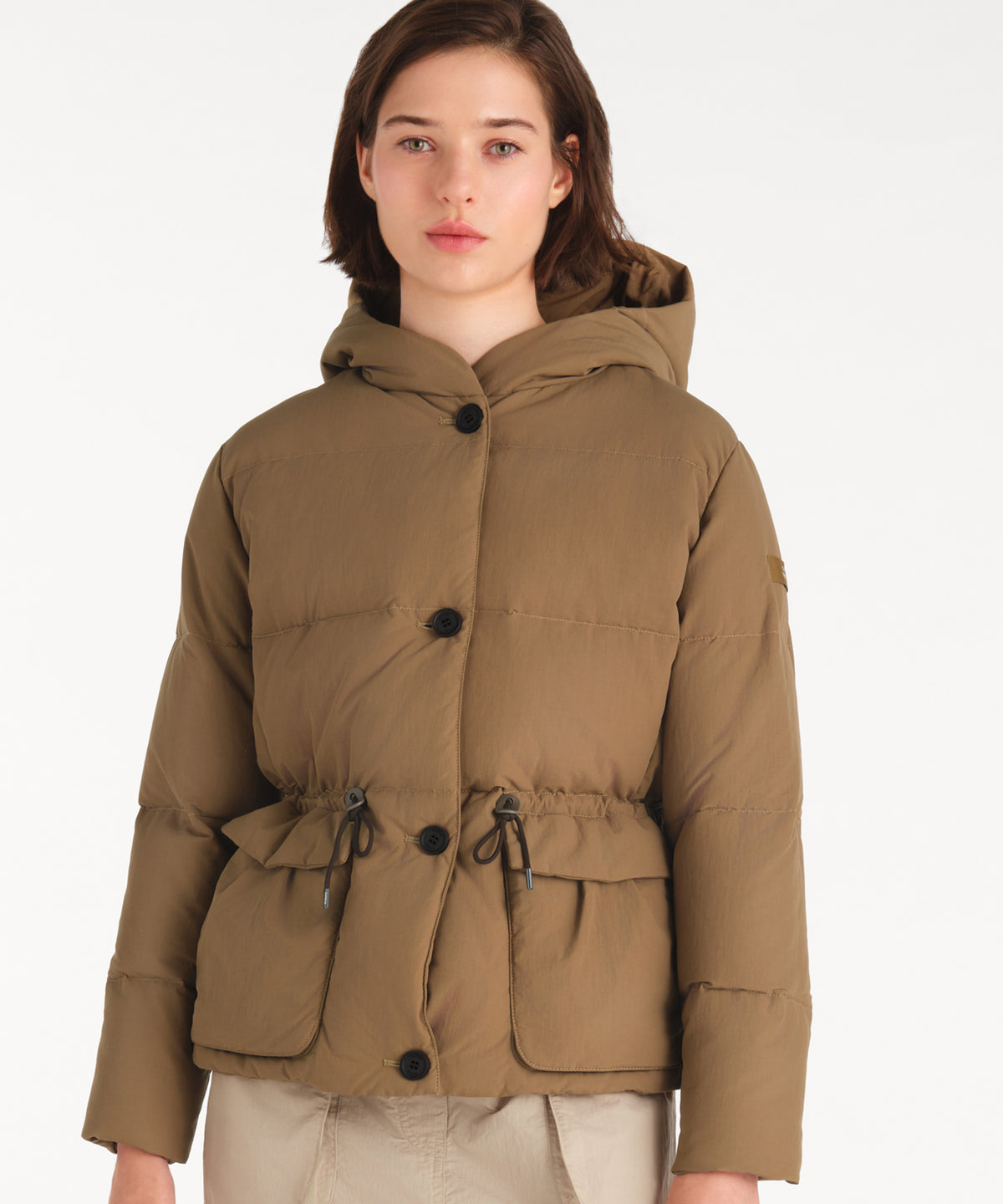 モデル身長177cm、着用サイズ2、着用カラーKHAKI