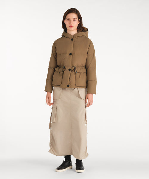 モデル身長177cm、着用サイズ2、着用カラーKHAKI