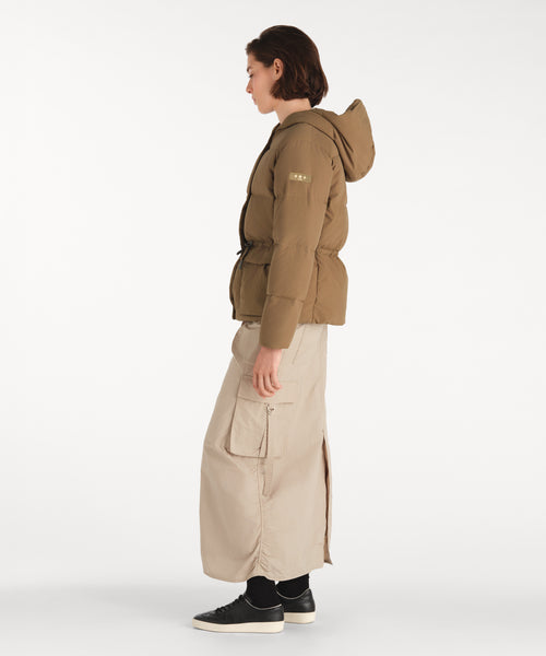 モデル身長177cm、着用サイズ2、着用カラーKHAKI