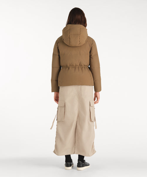 モデル身長177cm、着用サイズ2、着用カラーKHAKI