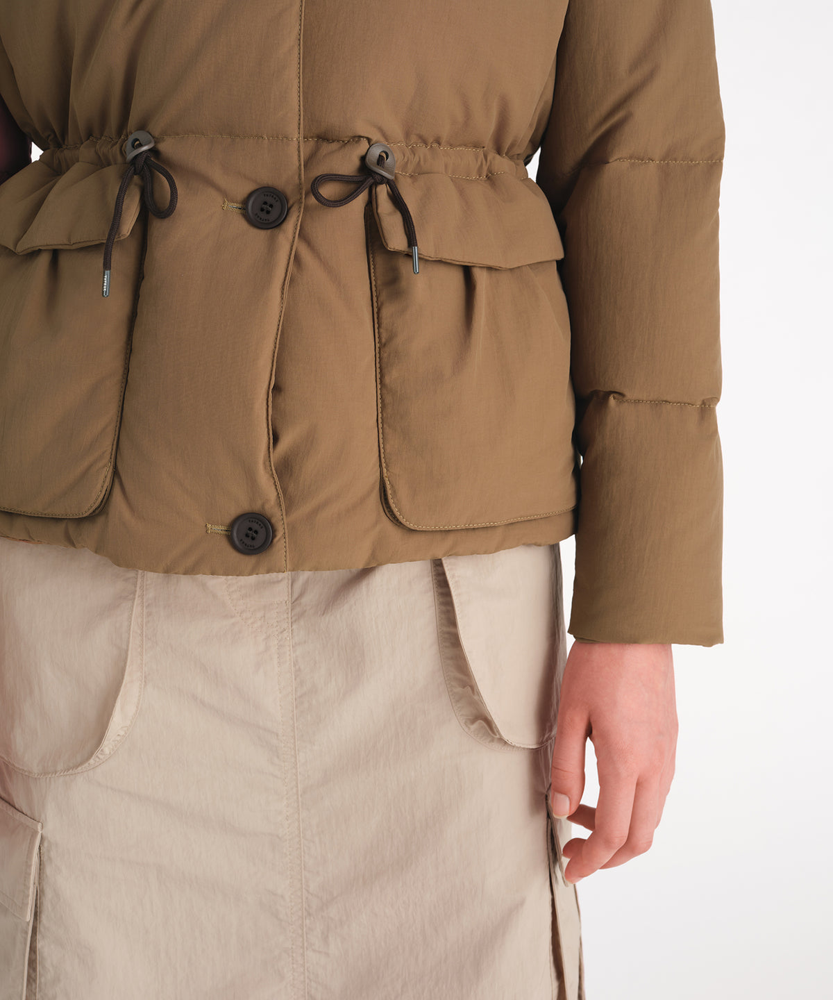 モデル身長177cm、着用サイズ2、着用カラーKHAKI
