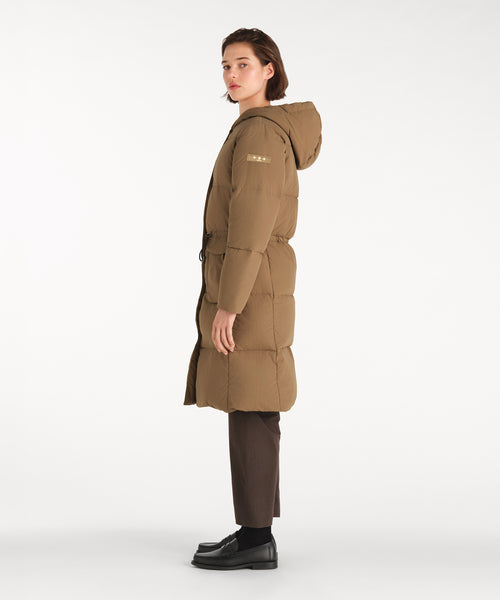 モデル身長177cm、着用サイズ2、着用カラーKHAKI