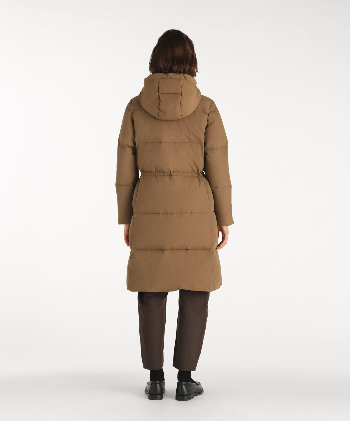 モデル身長177cm、着用サイズ2、着用カラーKHAKI