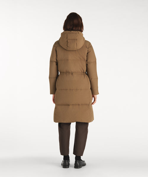 モデル身長177cm、着用サイズ2、着用カラーKHAKI