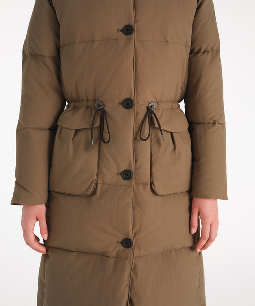 モデル身長177cm、着用サイズ2、着用カラーKHAKI