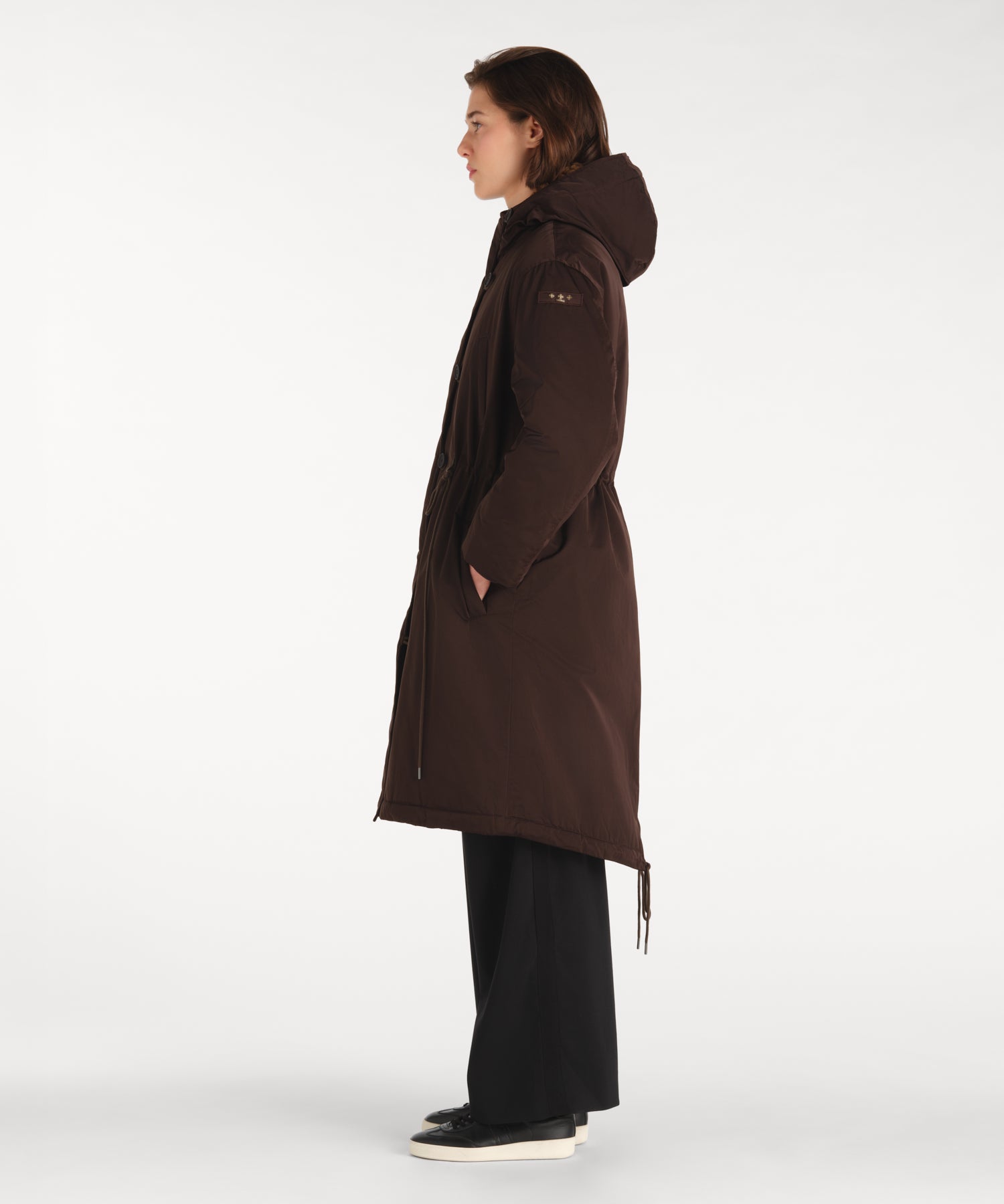 モデル身長177cm、着用サイズ2、着用カラーBROWN