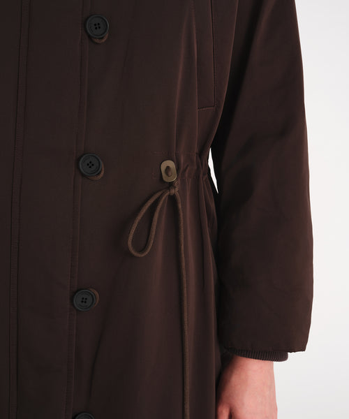 モデル身長177cm、着用サイズ2、着用カラーBROWN