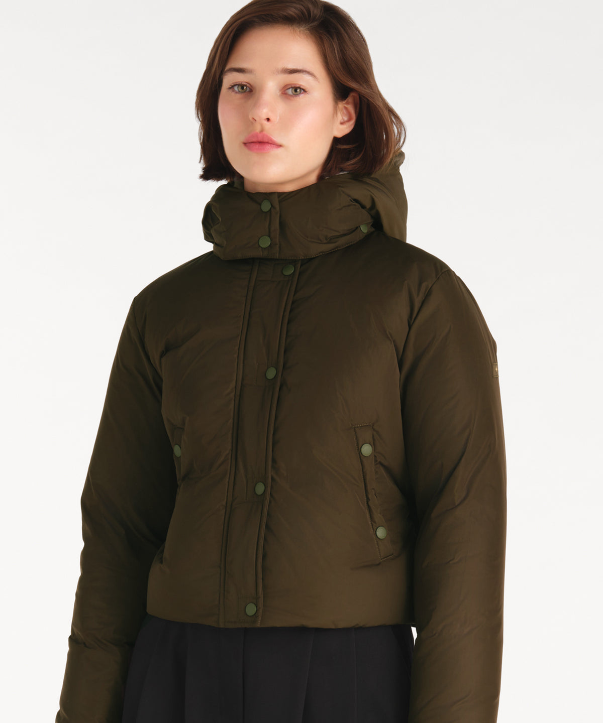 モデル身長177cm、着用サイズ2、着用カラーKHAKI