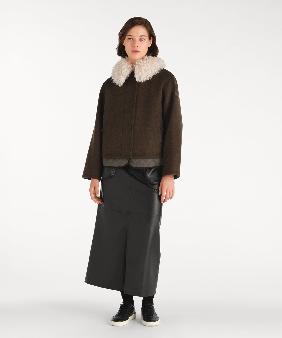 モデル身長177cm、着用サイズ2、着用カラーKHAKI