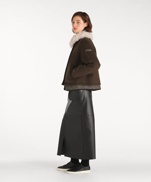 モデル身長177cm、着用サイズ2、着用カラーKHAKI