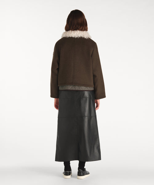 モデル身長177cm、着用サイズ2、着用カラーKHAKI