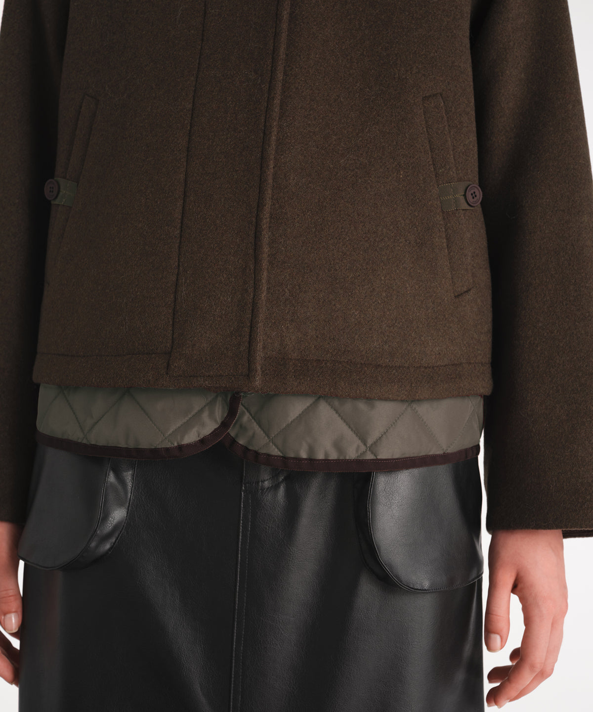 モデル身長177cm、着用サイズ2、着用カラーKHAKI