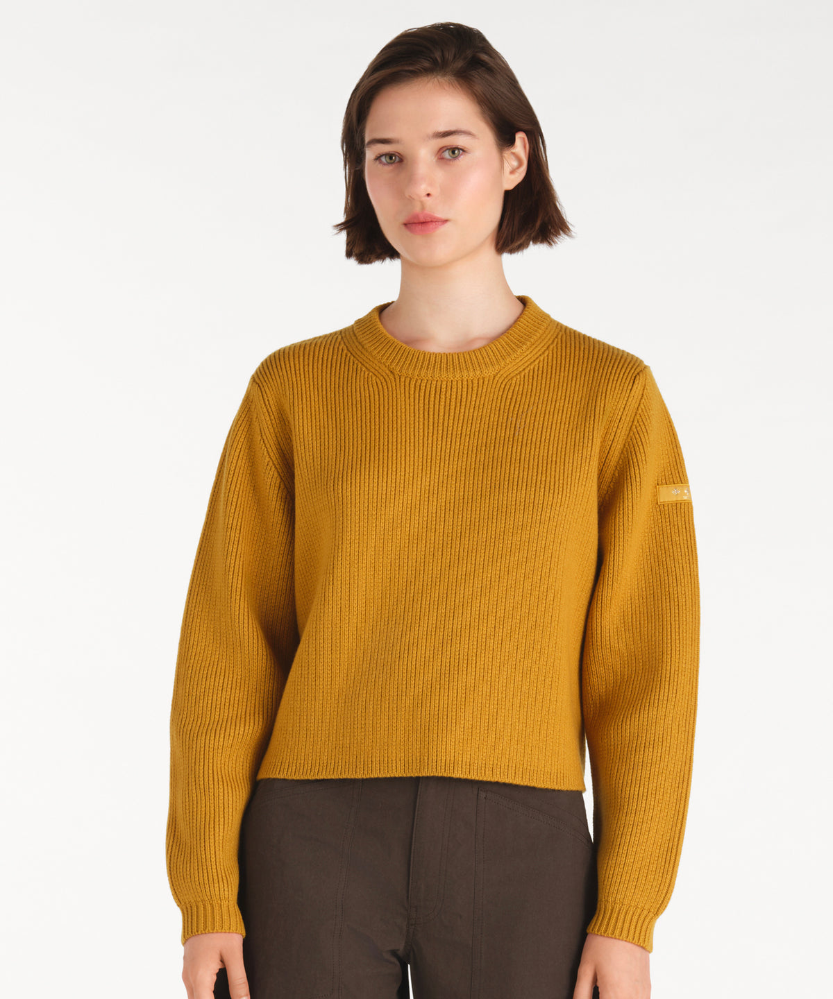 モデル身長177cm、着用サイズ2、着用カラーMUSTARD