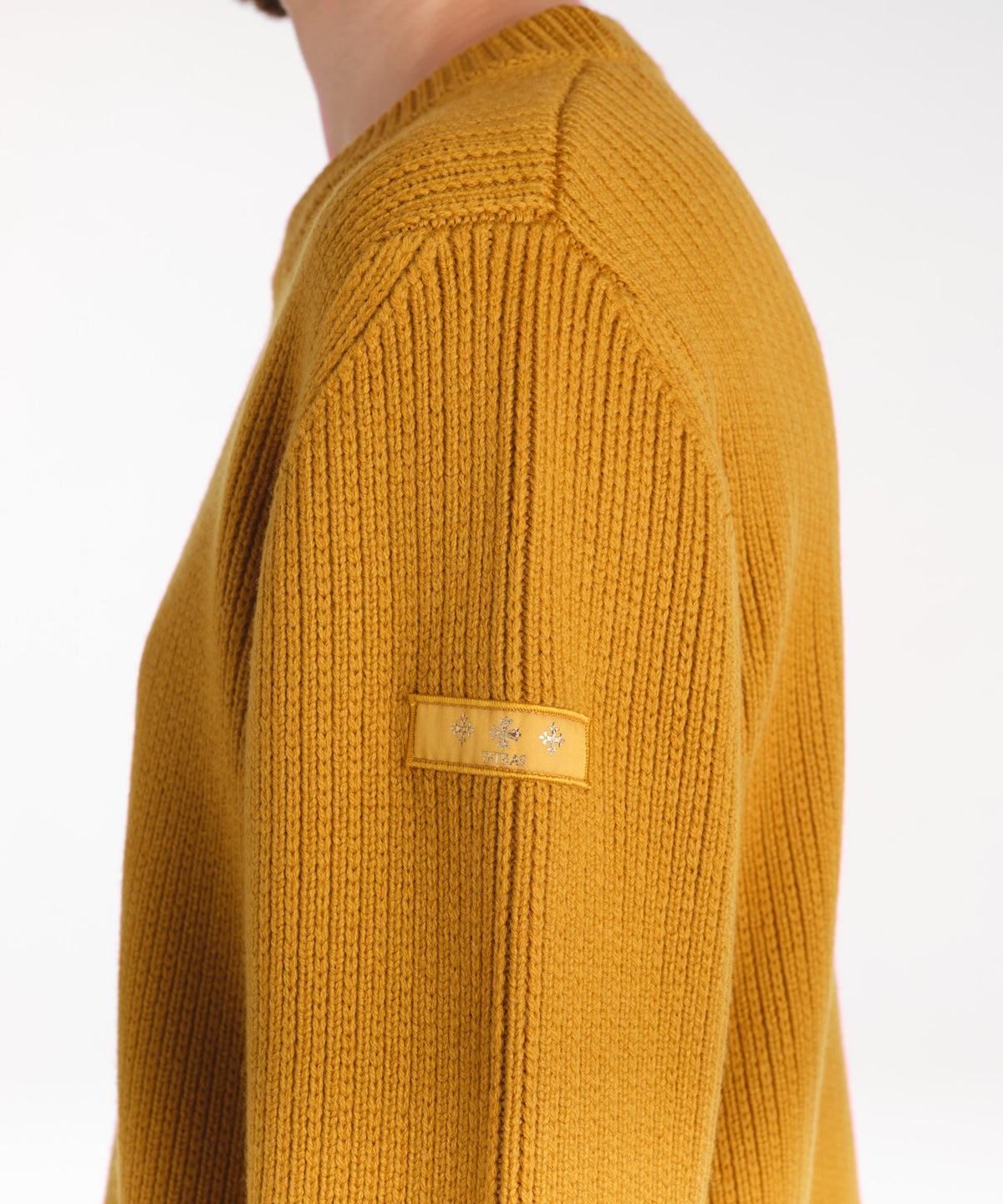 モデル身長177cm、着用サイズ2、着用カラーMUSTARD