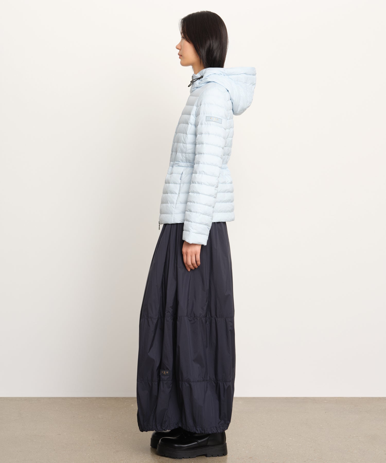 モデル身長177cm、着用サイズ2、着用カラーSAX