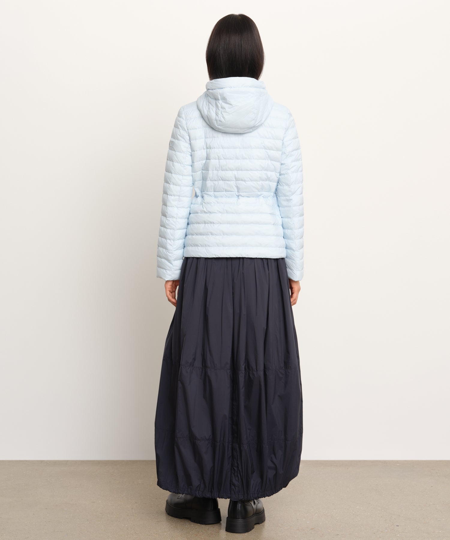 モデル身長177cm、着用サイズ2、着用カラーSAX