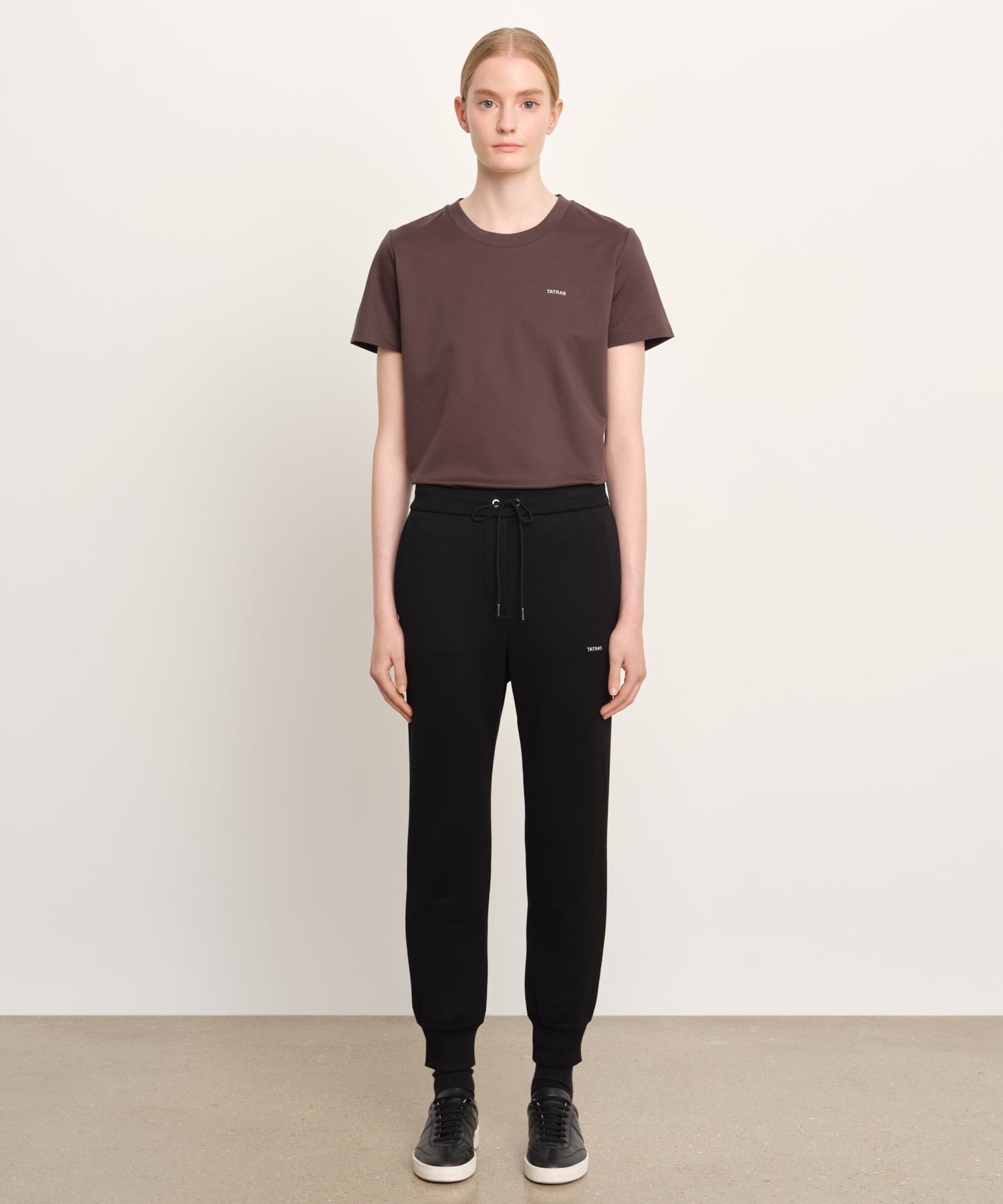 モデル身長176cm、着用サイズ2、着用カラーBLACK