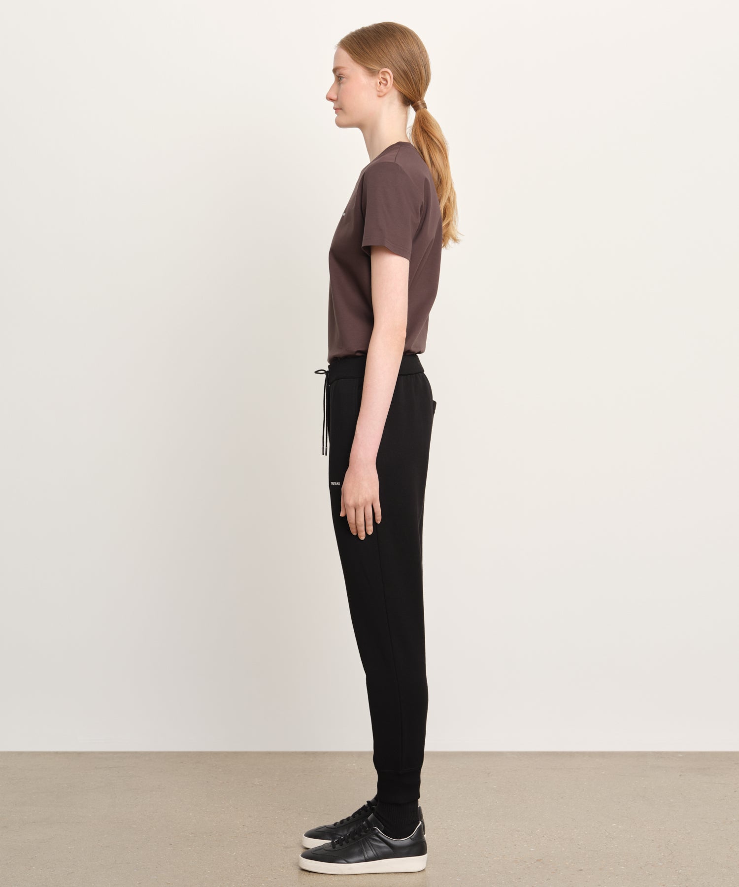 モデル身長176cm、着用サイズ2、着用カラーBLACK