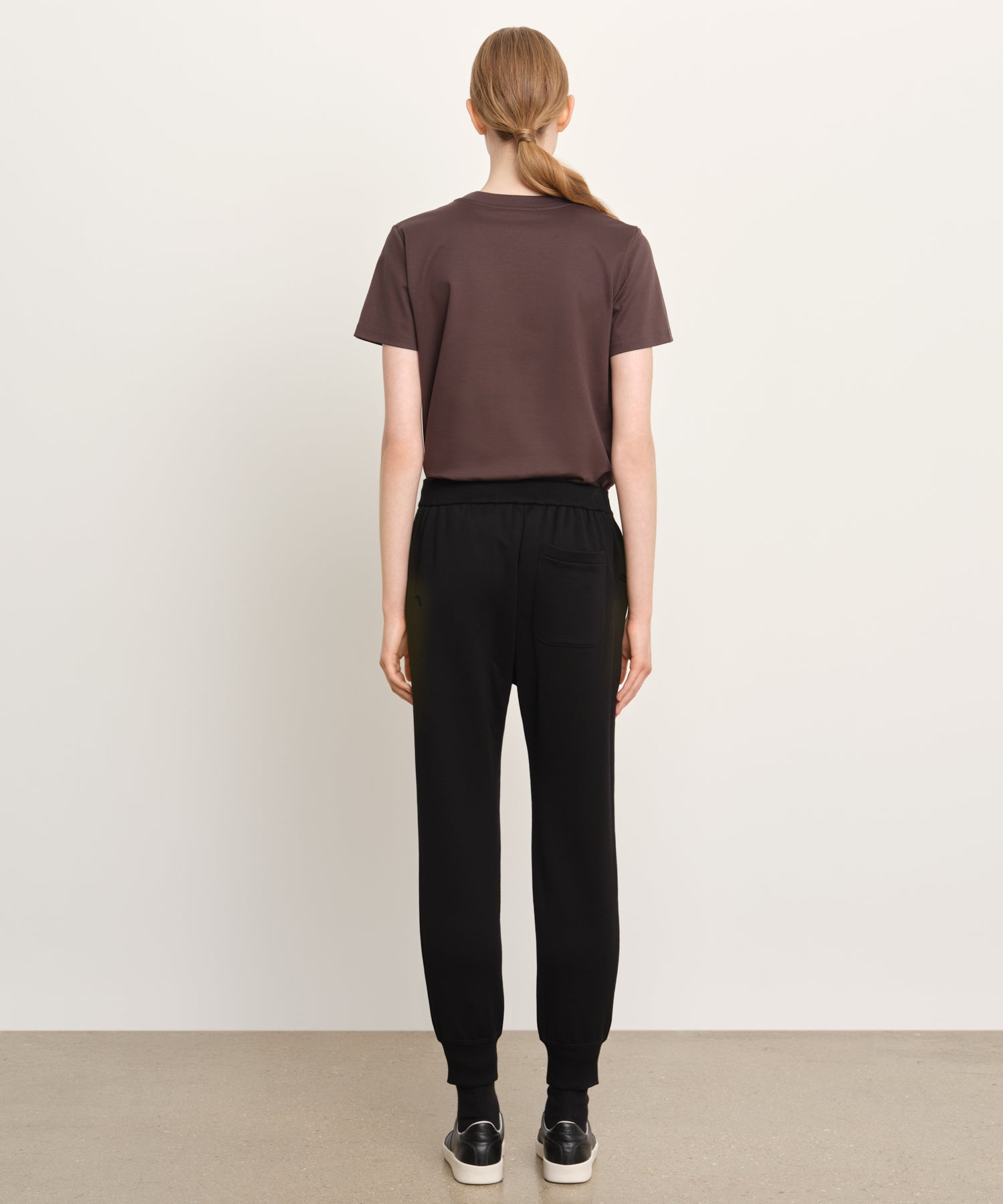 モデル身長176cm、着用サイズ2、着用カラーBLACK