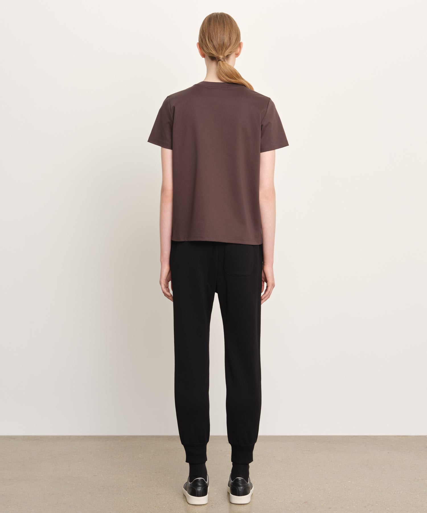 モデル身長176cm、着用サイズ2、着用カラーC.GRAY