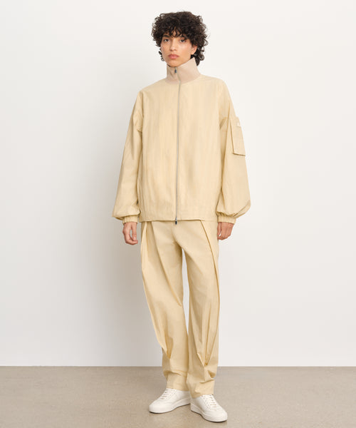 モデル身長176cm、着用サイズ2、着用カラーL.BEIGE