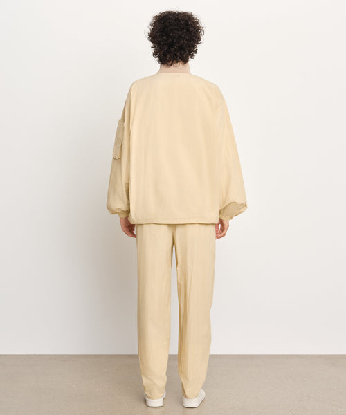 モデル身長176cm、着用サイズ2、着用カラーL.BEIGE
