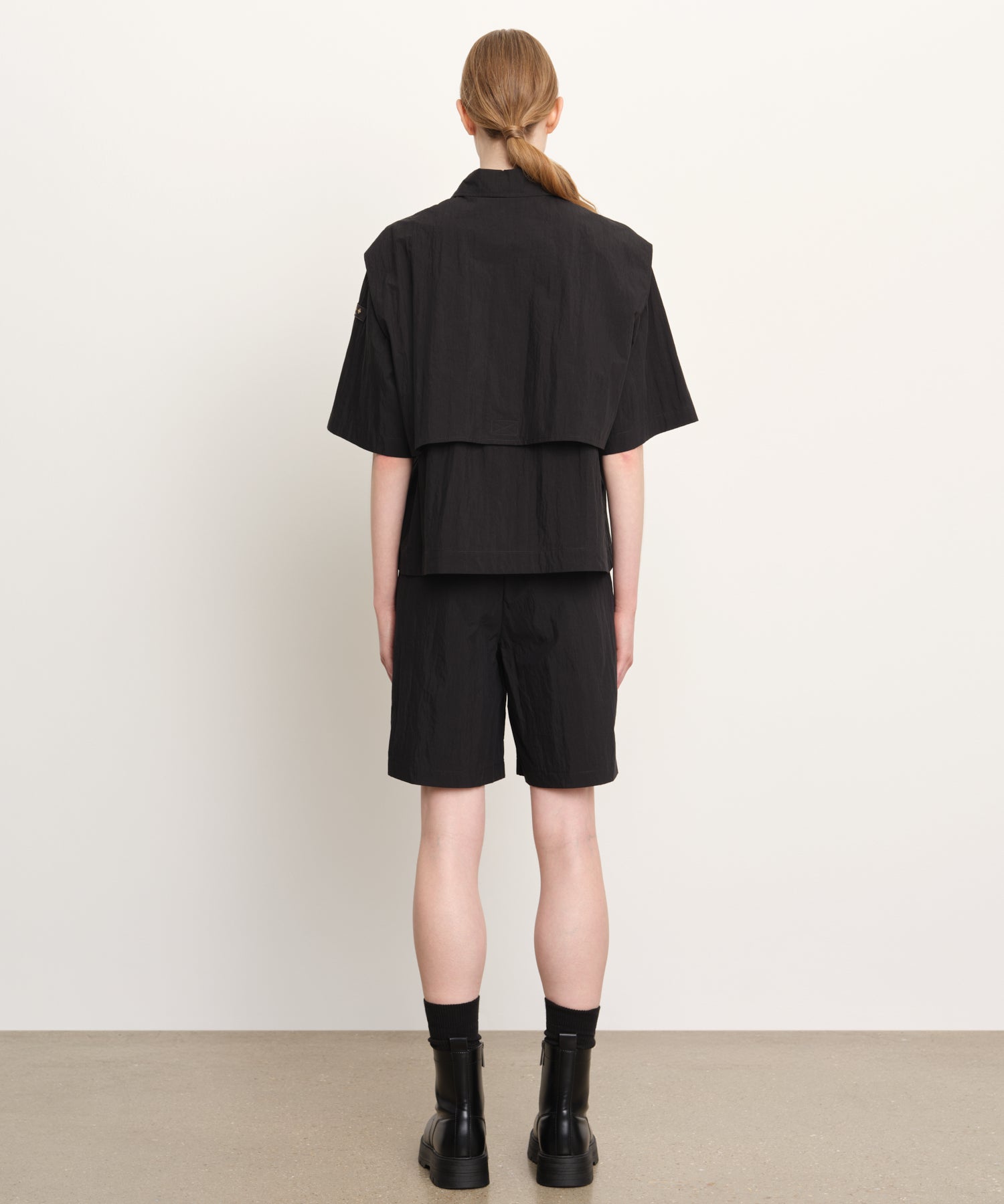 モデル身長176cm、着用サイズ2、着用カラーBLACK