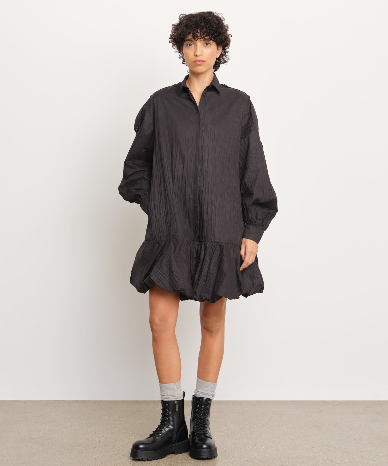 モデル身長176cm、着用サイズ2、着用カラーBLACK