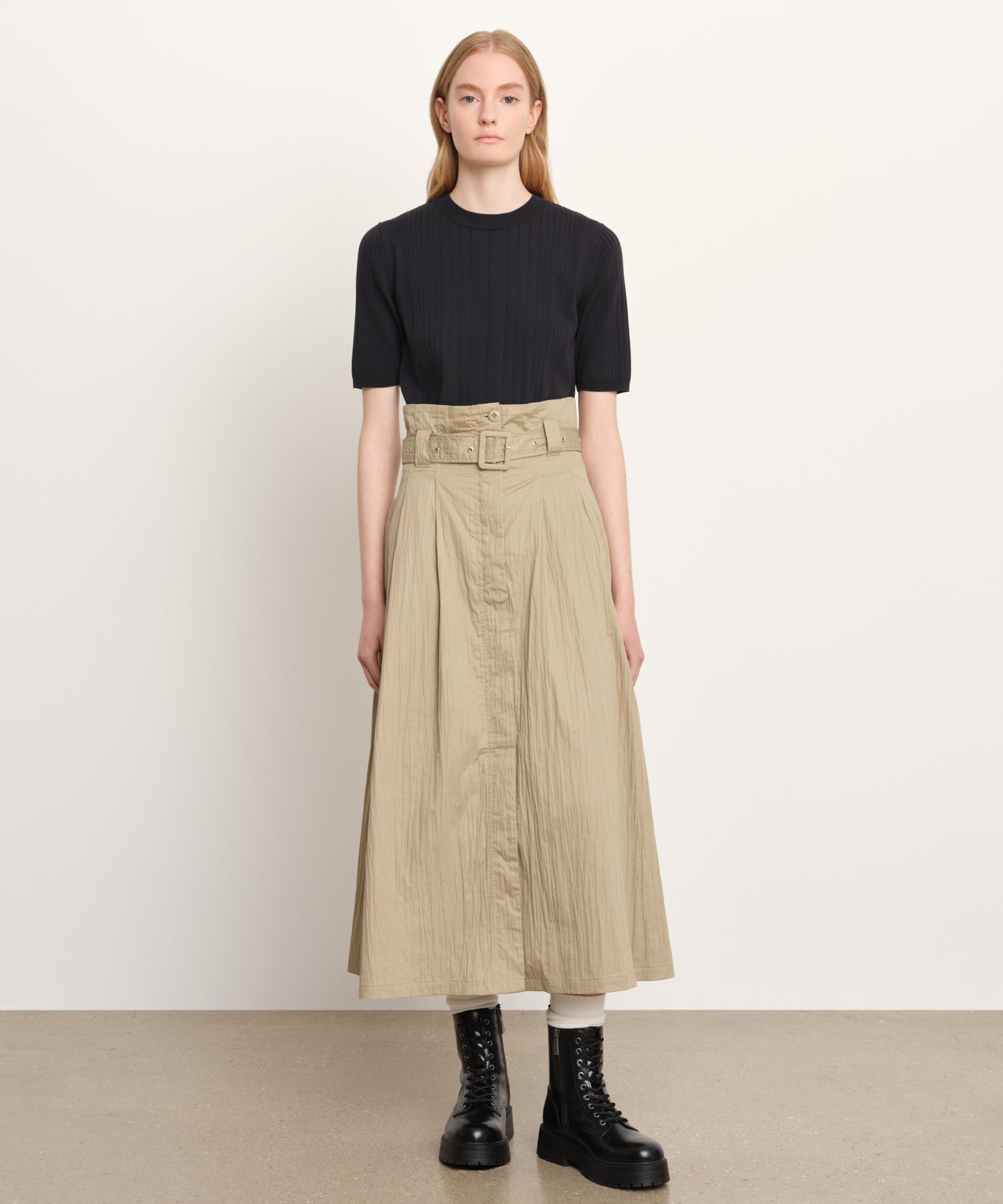 モデル身長176cm、着用サイズ2、着用カラーBEIGE