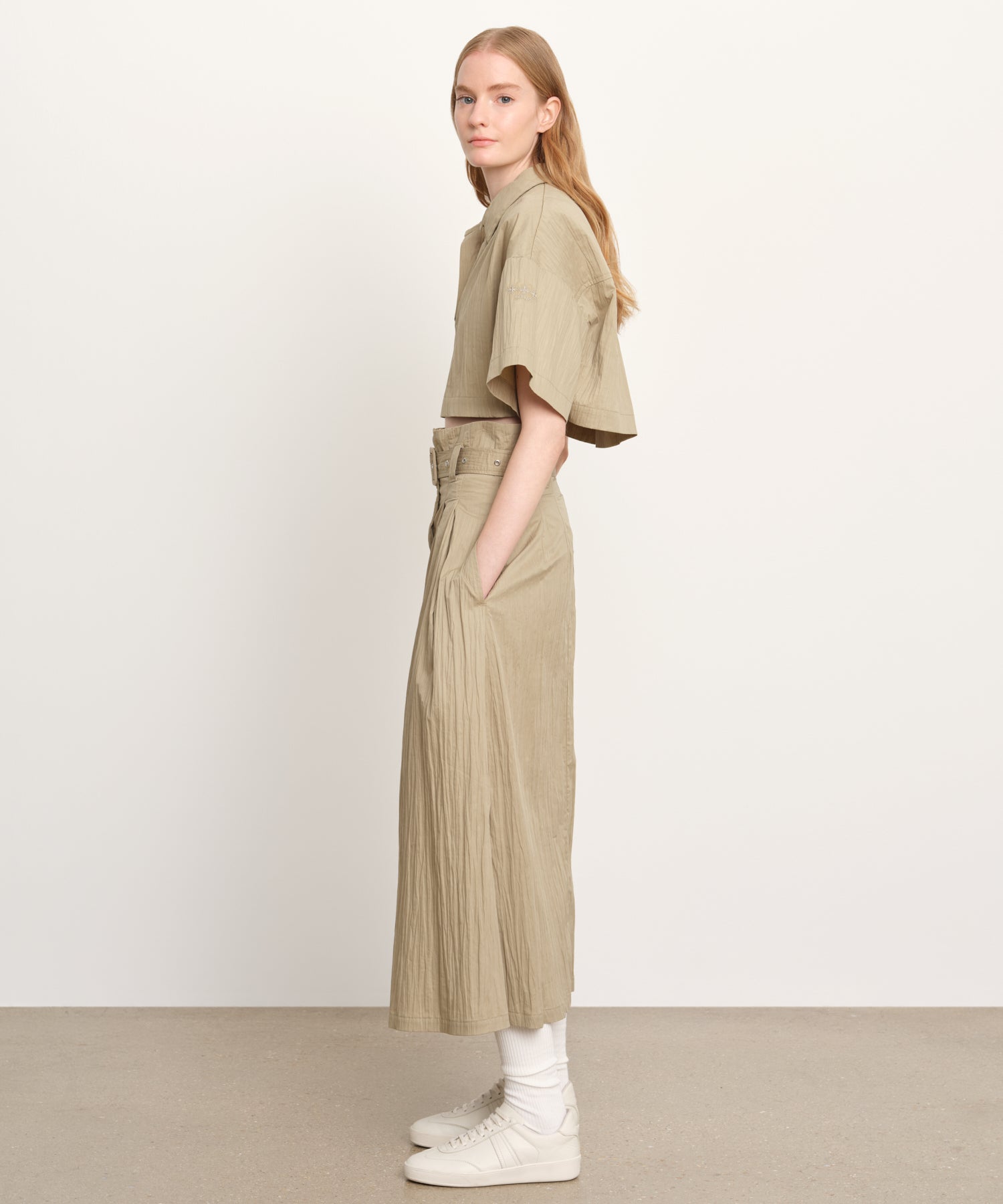 モデル身長176cm、着用サイズ2、着用カラーBEIGE